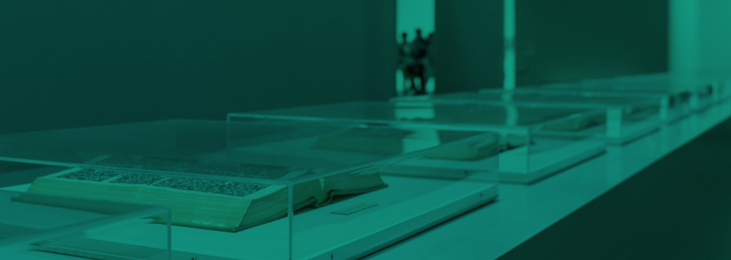 Persona buscando archivos