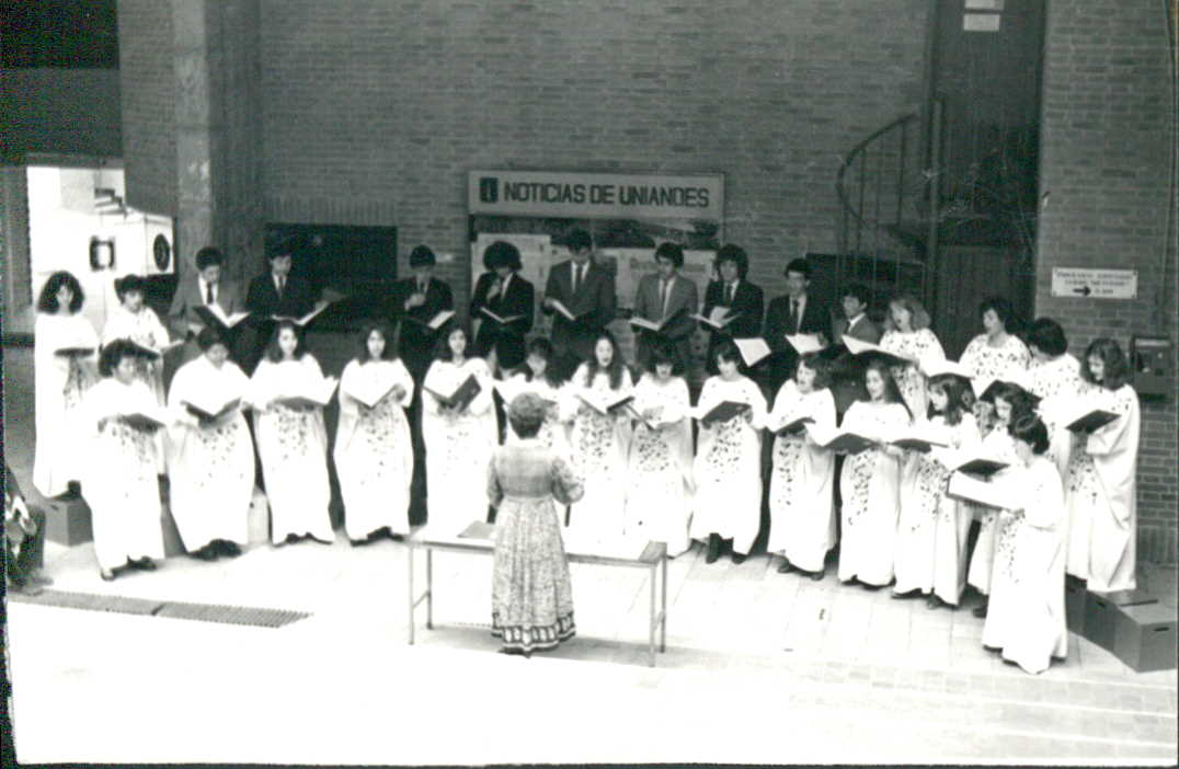Coro mixto de la Universidad de los Andes en el edificio Franco