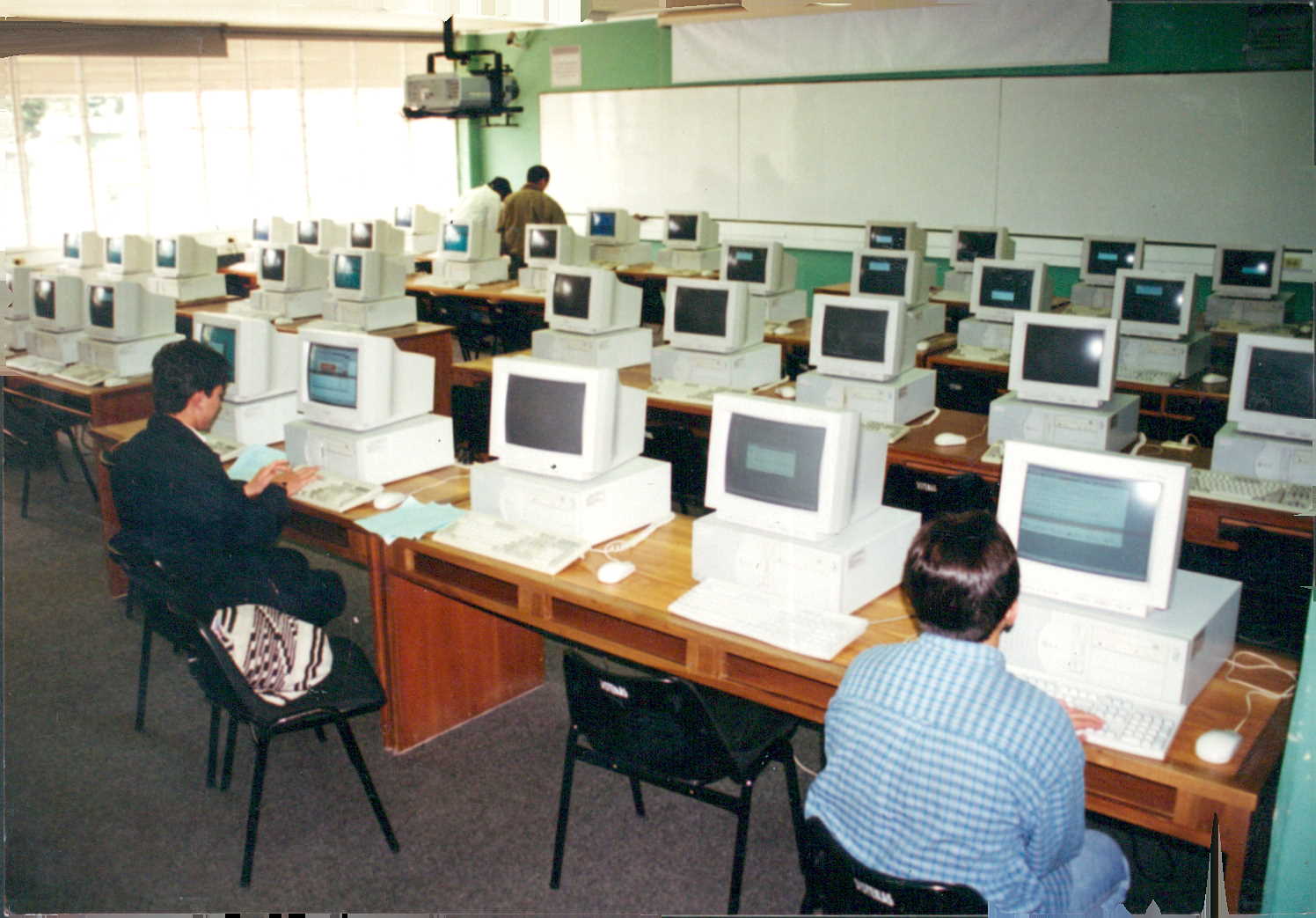 Estudiantes en sala de computadores