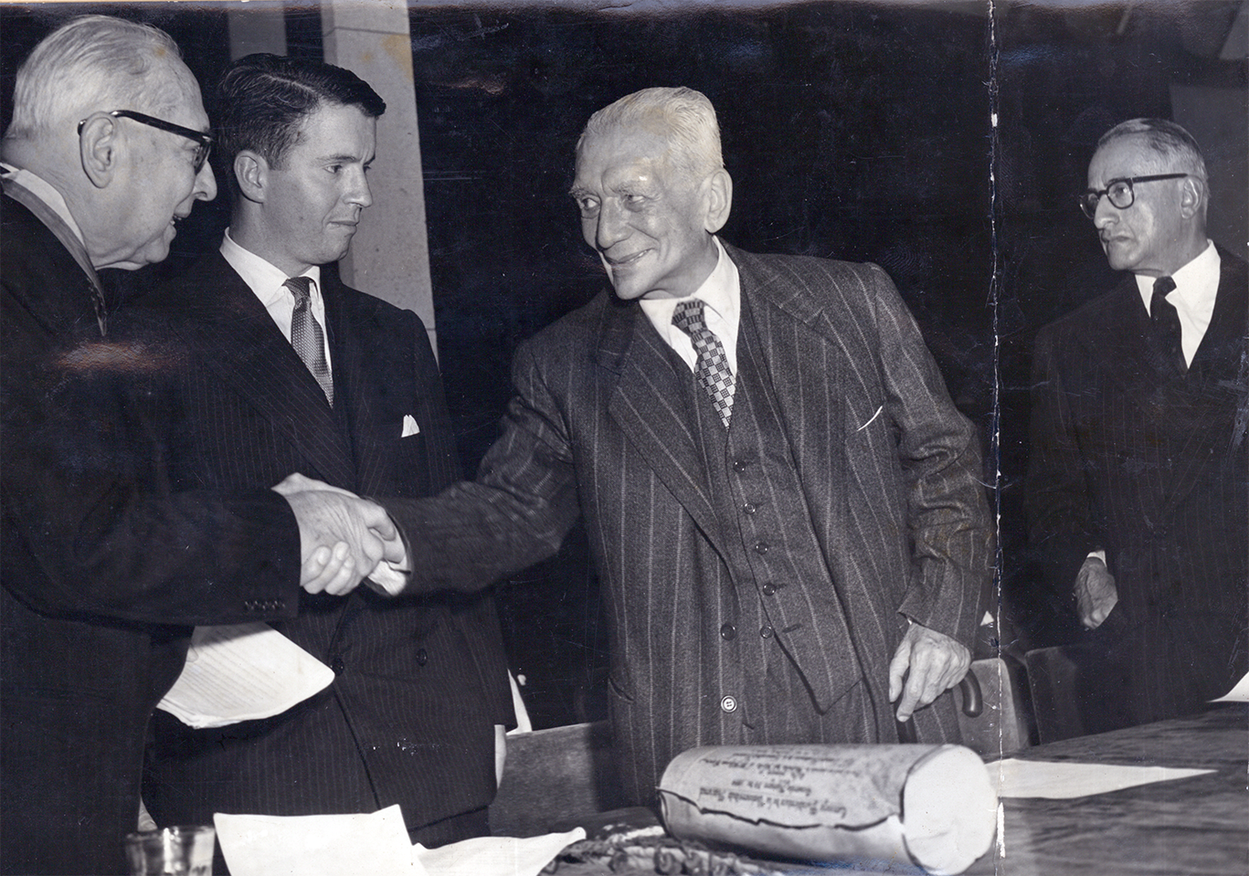 Mario Laserna no oculta su asombro al ver al expresidente conservador Laureano Gómez, estirando su brazo para tomar la mano de Alfonso López Pumarejo, su archirrival político durante muchos años. A la derecha está el expresidente Darío Echandía, uno de los artífices de la modernización de la Universidad Nacional durante el gobierno de López (Foto: Colección Universidad de los Andes). 