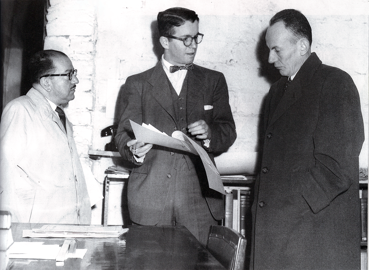 Mario Laserno mostrándole documentos a Lleras Camargo 