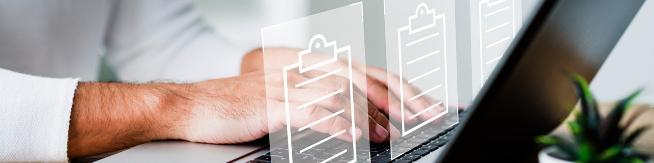 hombre escribiendo documentos en su laptop