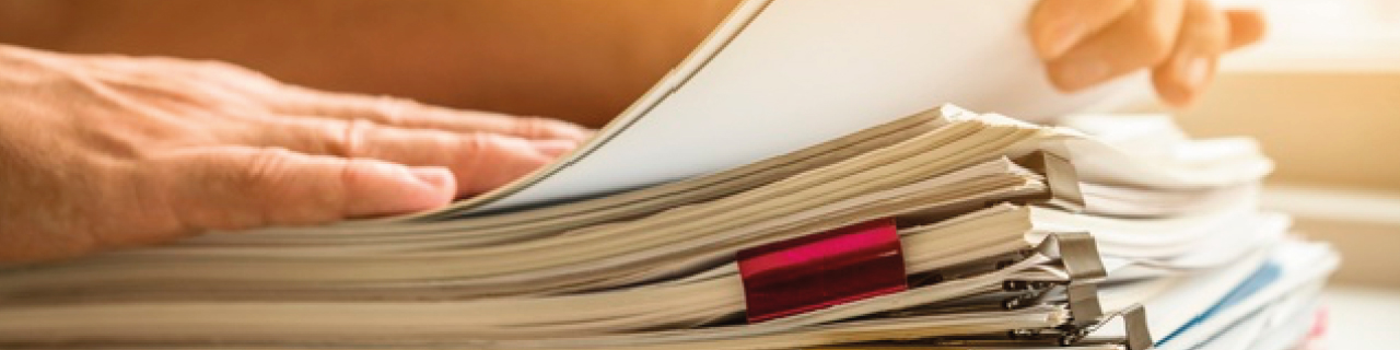 archivos y documentos siendo revisados