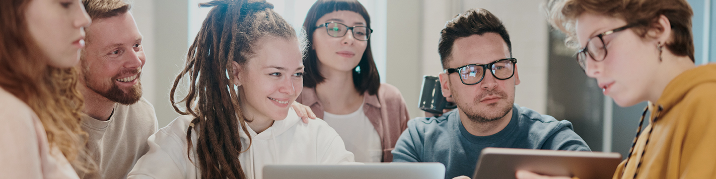 un grupo de personas reunidas hablando de trabajo