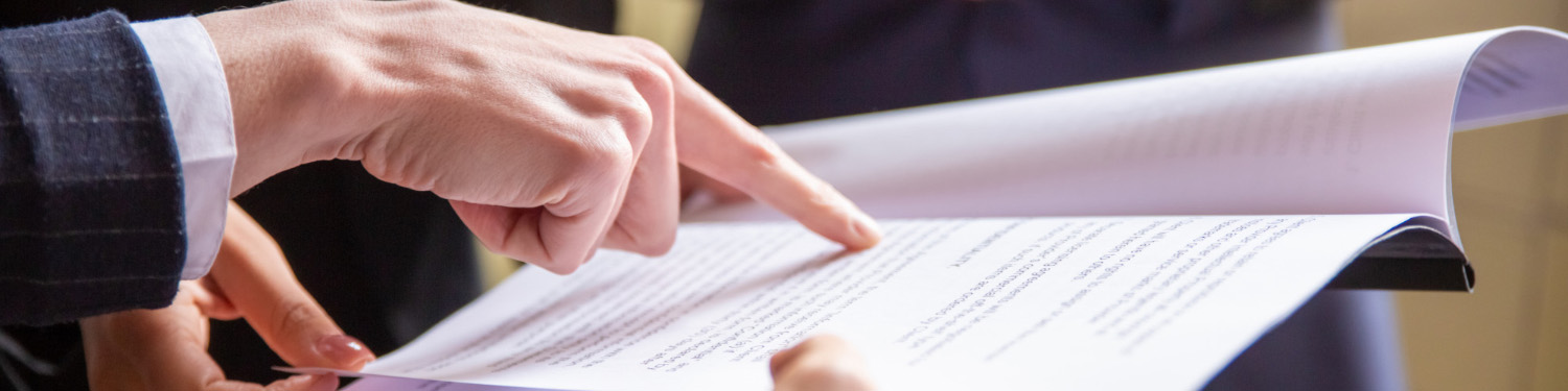 hombre señalando un documento