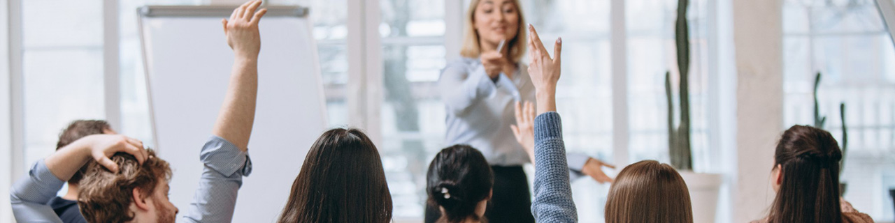 manos levantadas por preguntas hacia la maestra