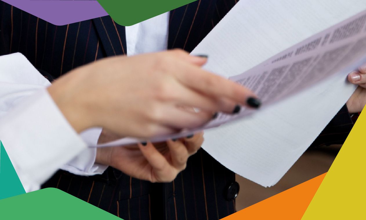 personas mostrando documentos entre si