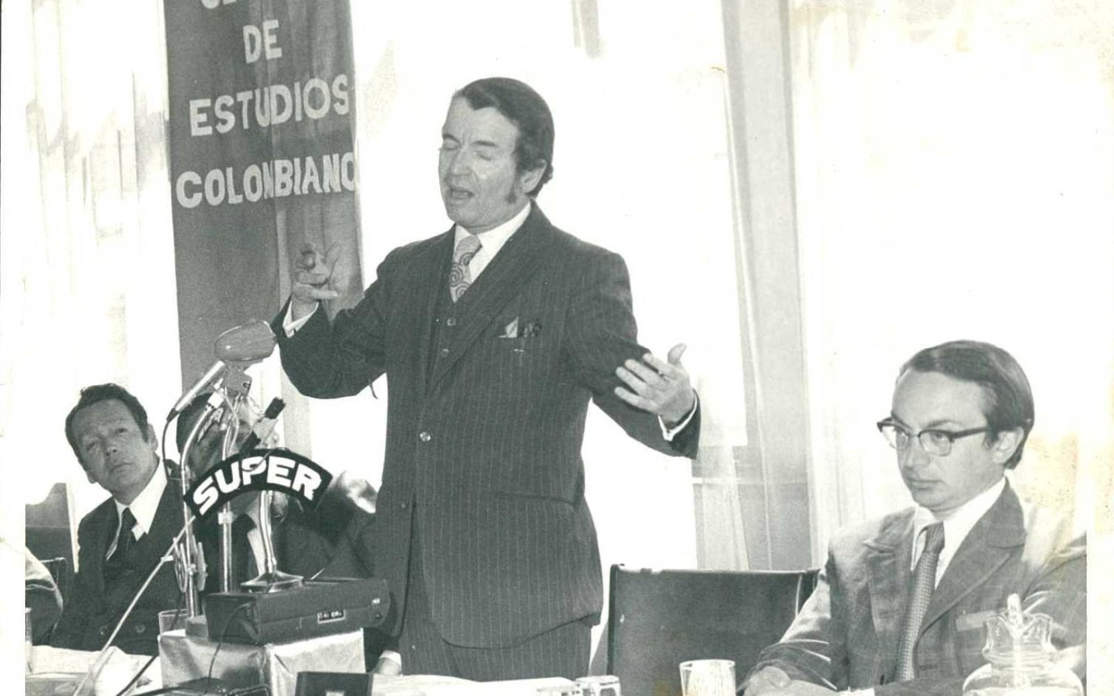 Mario Laserna dictando conferencia en el Centro de Estudios Colombianos. A su derecha esta Gabriel Melo Guevara (Foto: Colección Universidad de los Andes).